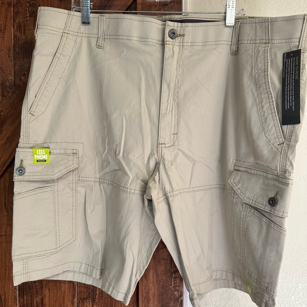 Lee Extreme Comfortable Men's Tan Cargo Shorts. Size 42 NWT